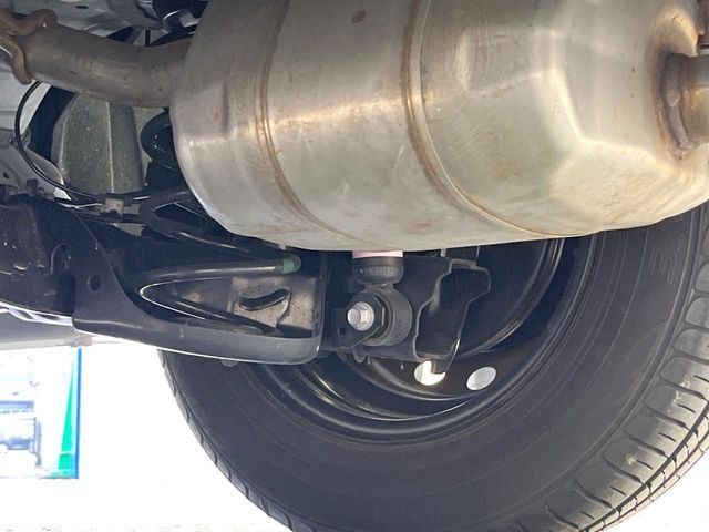 お車を安心してお乗りいただく為には、足回りの定期点検が欠かせません。サービスサポート（有償保証）では無料点検もご提供しており、安心のカーライフをお過ごしいただけるサポート体制が整っています。