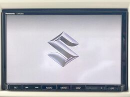 【純正ナビ】人気の純正ナビを装備。オーディオ機能も充実しており、Bluetooth接続すればお持ちのスマホやMP3プレイヤーの音楽を再生可能！毎日の運転がさらに楽しくなります！！