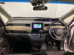 見通しの良い運転席回りとなっておりますので安心して運転をして頂けます！窓が大きいので明るく開放的な室内です