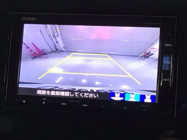 リバースギアに入れるだけで後方の表示へ切り替わります。夜間や雨の日の駐車も楽になりますよ。