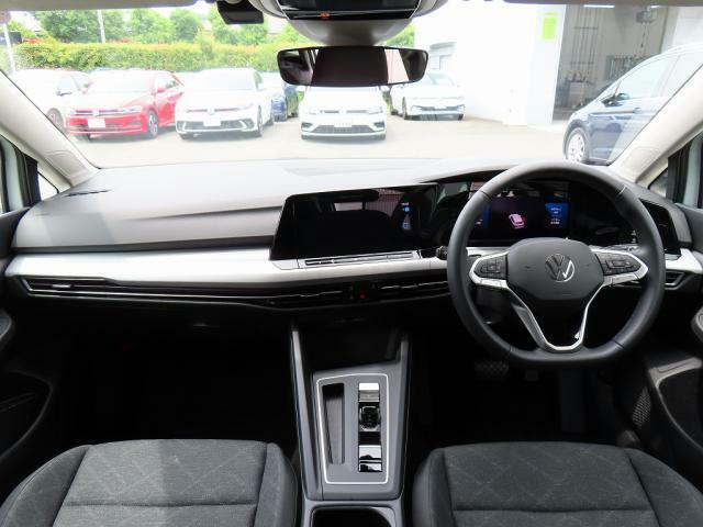 エアコンなどのスイッチ類はモニターに配置され、スッキリとした車内となっております。