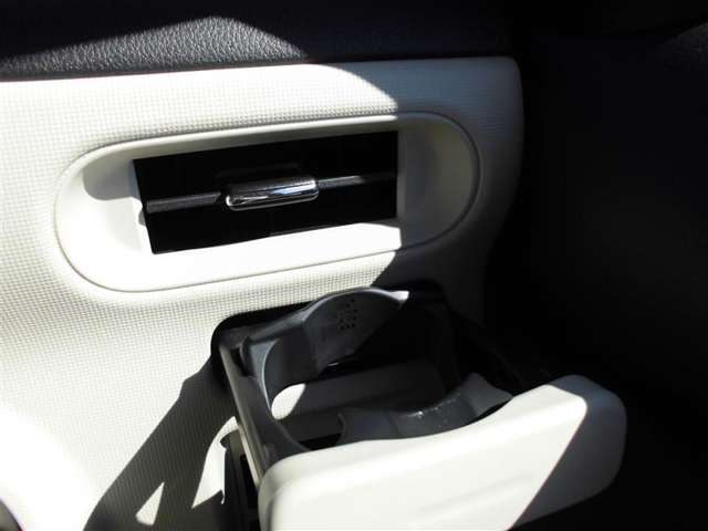 運転席エアコン吹き出し、ドリンクホルダー。