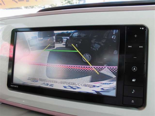 車庫入れも安心のバックモニター。
