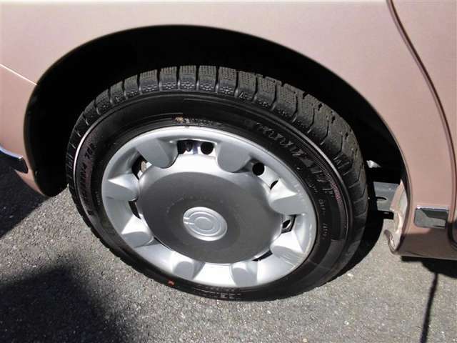 スチールホイールカバー付き。タイヤ装着サイズは「155/65R14」です。
