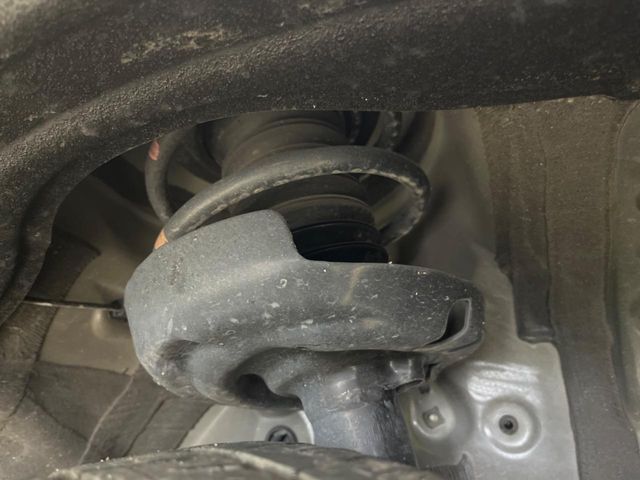お車を安心してお乗りいただく為には、足回りの定期点検が欠かせません。サービスサポート（有償保証）では無料点検もご提供しており、安心のカーライフをお過ごしいただけるサポート体制が整っています。