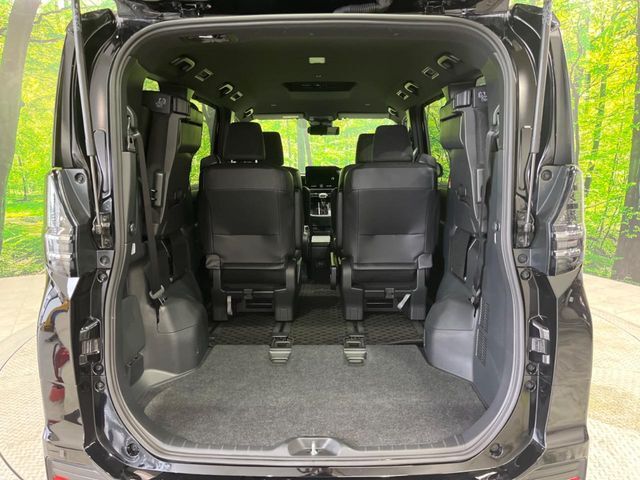 後席を格納すると、これだけの広さが！シーンに合わせたシートアレンジで、大きな荷物も積むことが出来ます♪