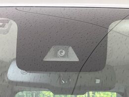 【インテリジェントエマージェンシーブレーキ】フロントカメラで前方の車両や歩行者を検知。衝突しそうな時は衝突被害軽減ブレーキが作動、衝突回避をサポート。より安全にドライブをお楽しみいただけます。