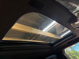 【サンルーフ】開放感たっぷりの希少装備、サンルーフが装着されています！車内に明かりを取り入れたり景色を楽しむ以外にも、車内の空気も簡単に換気できて快適です！