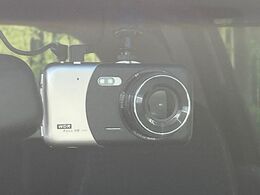 【ドライブレコーダー】安心・安全なカーライフに必須のドライブレコーダーを装備！走行中はもちろん、あおり運転や事故に遭遇した際の状況も映像で記録し、万一のリスクに備えます。