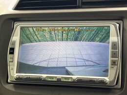 【バックカメラ】駐車時に後方がリアルタイム映像で確認できます。大型商業施設や立体駐車場での駐車時や、夜間のバック時に大活躍！運転スキルに関わらず、今や必須となった装備のひとつです！