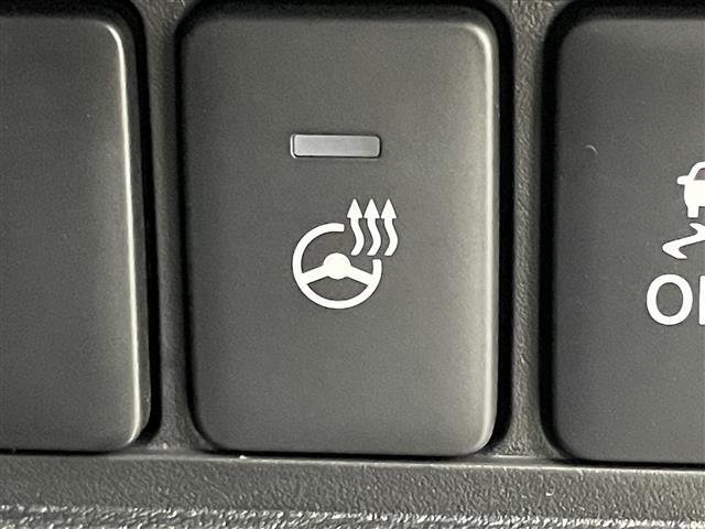 【ステアリングヒーター】冬場の寒い日に手がかじかみながら運転するのはツライですよね。でも、これがあれば安心です！ハンドルのグリップ部がじわっと暖かくなって心までポカポカします。