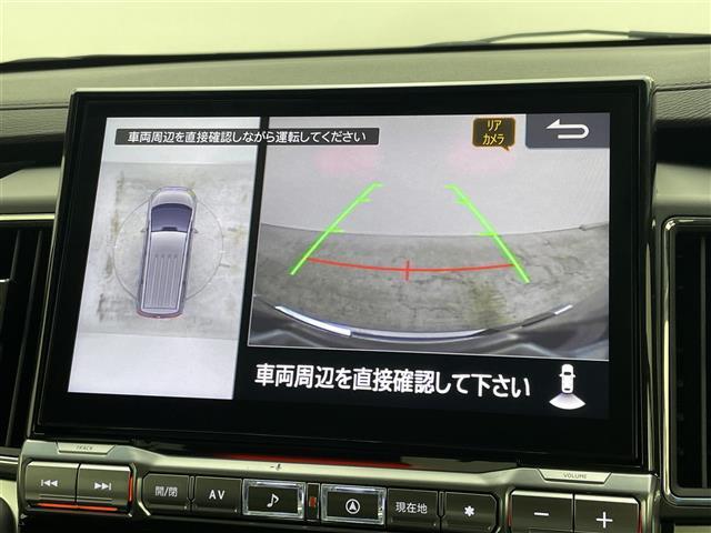 【マルチアラウンドモニター】まるでクルマを真上から見下ろしたかのような視点で駐車をサポートします！クルマの斜め後ろや真横など、前後左右の4つのカメラの映像が合成されて、モニターに映し出されます。