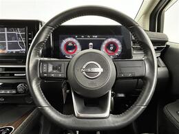 【ステアリング】軽い力で扱いやすいハンドルです。目立つ傷やスレなどなく綺麗な状態です！除菌プランいれていただくとさらに快適に！清潔なお車はお子様にも安心ですね！