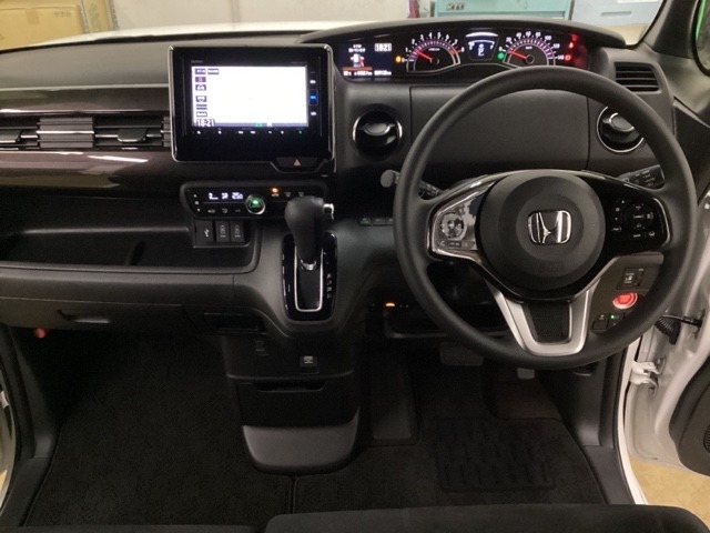 車内はチタニア抗菌防臭施工済です。黒＋グレー系の内装色がスポーティなインパネ周りを演出します。グローブボックスやカップホルダーのほかにトレーなどたくさんの収納スペースが付いています。