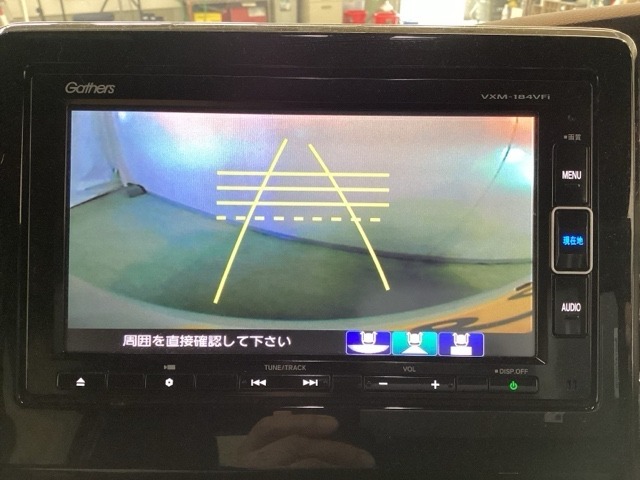 バックでの車庫入れも安心です！　リアカメラが付いているバックモニター付のナビを装備しております。操作線もついており距離感も画面から確認できます。