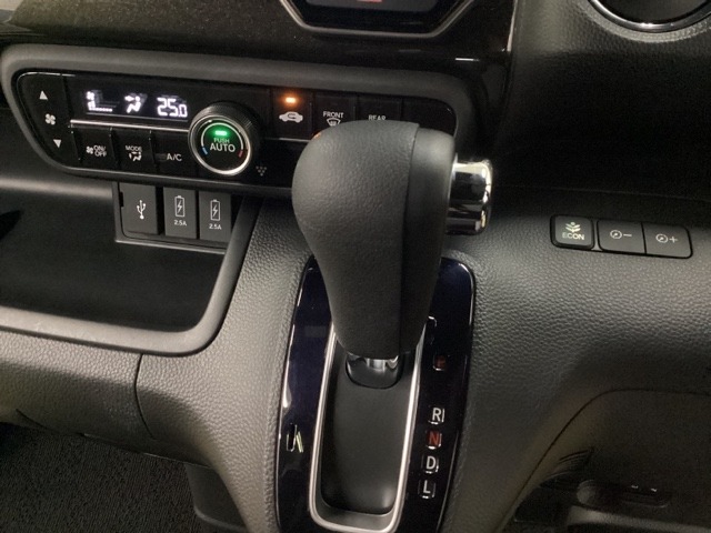 CVT車のセレクトレバーです。低速から高速まで、変速ショックのないスムーズな走りを実現するとともに、エンジン効率のよい領域を維持することで燃費にも貢献します。