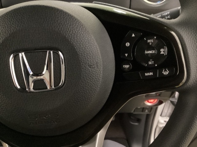 ハンドルにはクルーズコントロールスイッチのほかにHondaセンシング系のスイッチもあり、ハンドルから手を離さず安全に操作できます。