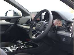 Audiのインテリアは厳選素材を緻密に作りこんだ美しい個々のパーツを、衝撃にも耐えうるよう丁寧に組み上げて、構成されています。見た目に美しく、そして機能的でもあること。これこそがAudiのインテリアの伝統です