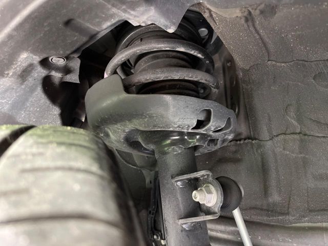 お車を安心してお乗りいただく為には、足回りの定期点検が欠かせません。サービスサポート（有償保証）では無料点検もご提供しており、安心のカーライフをお過ごしいただけるサポート体制が整っています。