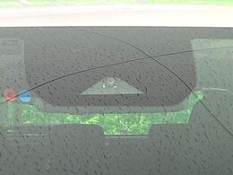 【エマージェンシーブレーキ】走行中に前方の車両等を認識し、衝突しそうな時は警報とブレーキで衝突回避と被害軽減をアシスト。より安全にドライブをお楽しみいただけます。