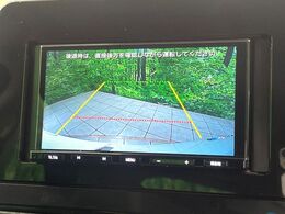 【バックカメラ】駐車時に後方がリアルタイム映像で確認できます。大型商業施設や立体駐車場での駐車時や、夜間のバック時に大活躍！運転スキルに関わらず、今や必須となった装備のひとつです！