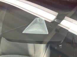 【トヨタセーフティセンス】走行中に前方の車両等を認識し、衝突しそうな時は警報とブレーキで衝突回避と被害軽減をアシスト。より安全にドライブをお楽しみいただけます。