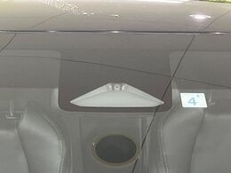 【トヨタセーフティセンス】走行中に前方の車両等を認識し、衝突しそうな時は警報とブレーキで衝突回避と被害軽減をアシスト。より安全にドライブをお楽しみいただけます。