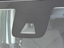 【三菱e-Assist】走行中に前方の車両等を認識し、衝突しそうな時は警報とブレーキで衝突回避と被害軽減をアシスト。より安全にドライブをお楽しみいただけます。