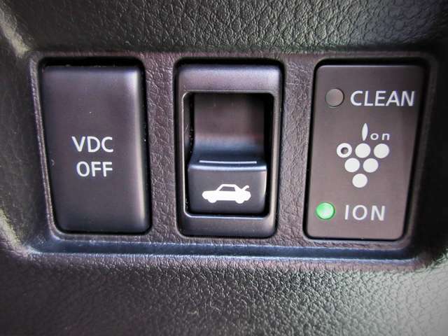 VDC（横滑り防止装置）と電磁式トランクオープナーのスイッチです。