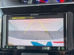 【バックカメラ】駐車時に後方がリアルタイム映像で確認できます。大型商業施設や立体駐車場での駐車時や、夜間のバック時に大活躍！運転スキルに関わらず、今や必須となった装備のひとつです！