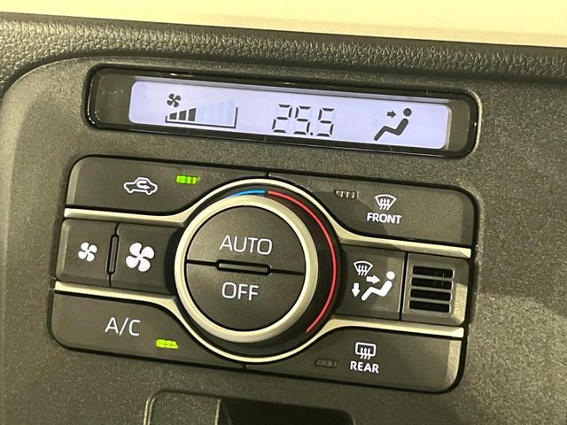 【オートエアコン】一度お好みの温度に設定すれば、車内の温度を検知し風量や温度を自動で調整。暑い…寒い…と何度もスイッチ操作をする必要はありません。快適な車内空間には必須の機能ですね♪