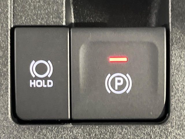 【電動パーキングブレーキ】パーキングブレーキは便利な電動式！ボタン一つで操作でき、アクセルを踏めば自動で解除されます♪レバーやペダルが無いので運転席廻りもすっきりしますね♪