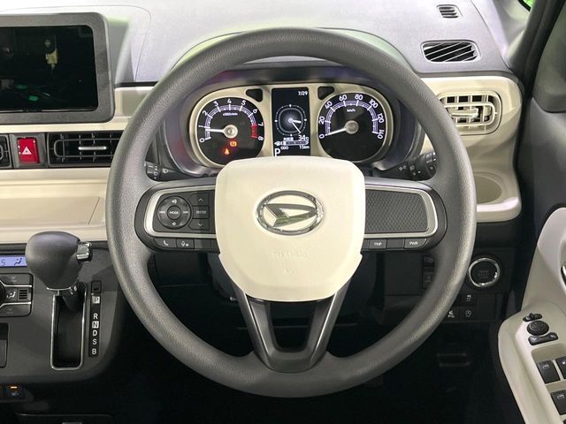 インテリアに合わせたデザインのステアリングは、運転される方のことも考え、運転しやすい形状、大きさです。是非一度、実際に触ってお確かめください。