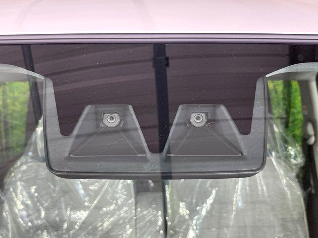 【スマートアシスト】走行中に前方の車両等を認識し、衝突しそうな時は警報とブレーキで衝突回避と被害軽減をアシスト。より安全にドライブをお楽しみいただけます。