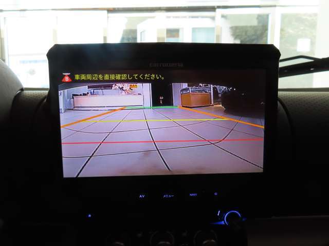 ギアをバックに入れるとナビ画面が切り替わり後方の映像が映し出されます。