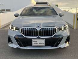 【BMWの伝統】BMWの特徴的な“キドニーグリル”は、80年以上続く伝統の形でございます。変わらないこだわりのデザインが、プレミアムブランド“BMW”を創り出します。