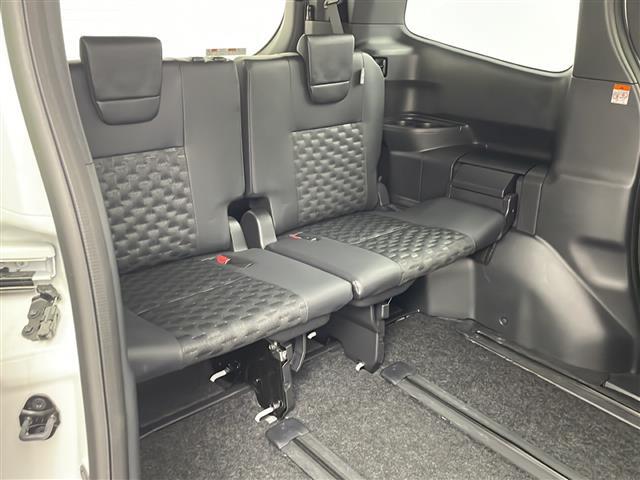 【トランク】積み込みやすくて、たっぷり積める荷室です。シートアレンジできるものは、乗車人数と荷物の量や大きさによってシートを動かすことができるので、より快適なドライブが可能です！
