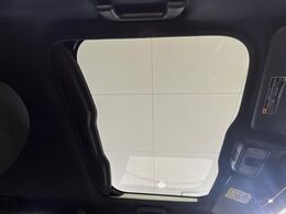 【ガラスルーフ】ガラスルーフ搭載で車内の解放感が一気にアップ！開放的なドライブをお楽しみいただけます。