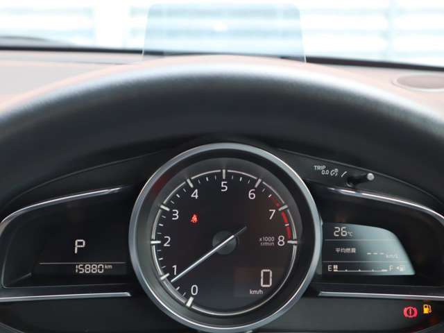 運転視界の遠方上方に虚像を投影することで前を見ながら情報の視認ができます。本当にドライバーが必要な情報を適切に伝え、楽しんで頂くことを考えた新世代装備です。※虚像は1.5m前方に浮かぶイメージです。