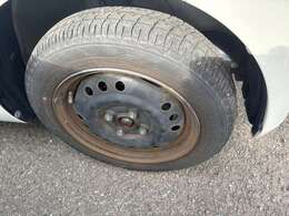 溝あります。ご納車時は新品社外ホイルキャップを取付させて頂きます！