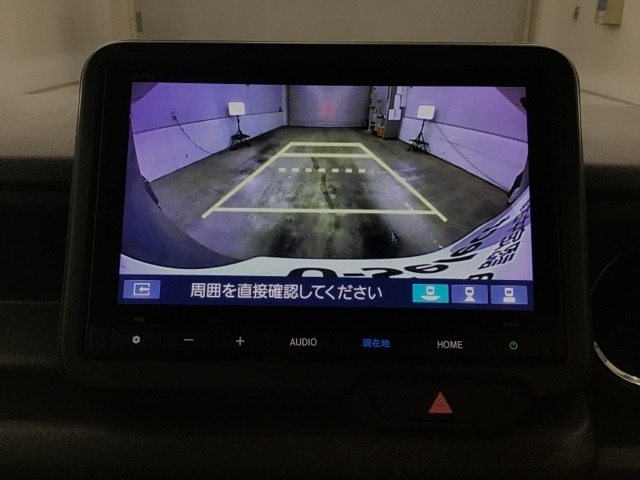 ガイド線表示機能付きのバックカメラで、バックでの車庫入れも安心です。