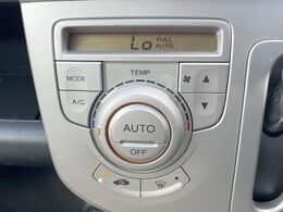 【オートエアコン】一度お好みの温度に設定すれば、車内の温度を検知し風量や温度を自動で調整。暑い…寒い…と何度もスイッチ操作をする必要はありません。快適な車内空間には必須の機能ですね♪