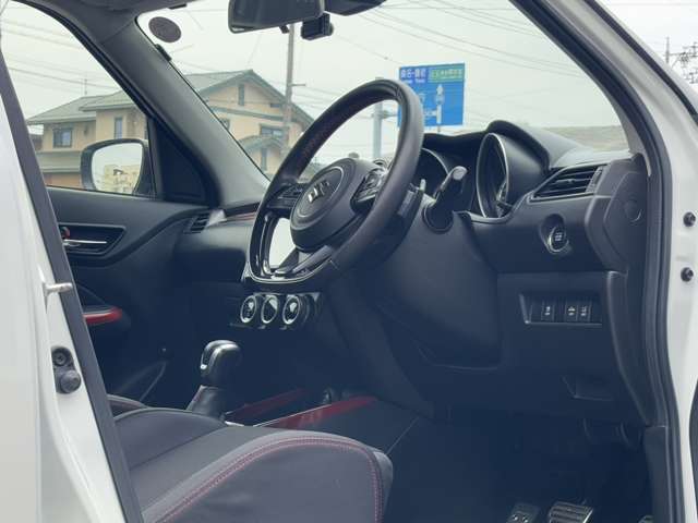 ドア内装もご覧の通りになります。傷や汚れもなくきれいな状態です！内装は新車特有の新車の香りをお楽しみいただける車両になっております！店頭展示しておりますので、ぜひご覧になってください！
