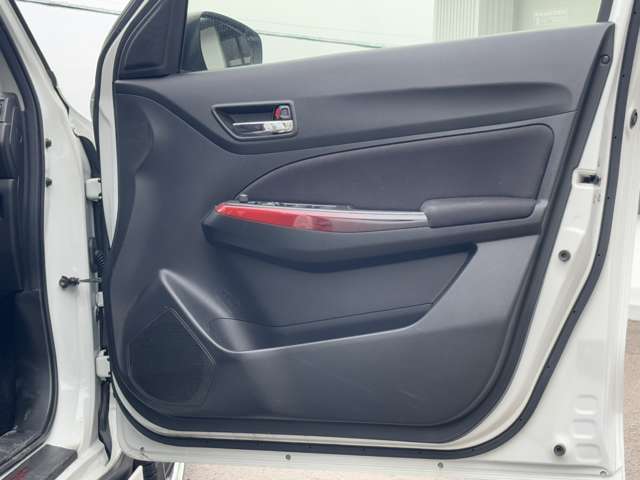 ドア内装もご覧の通りになります。傷や汚れもなくきれいな状態です！内装は新車特有の新車の香りをお楽しみいただける車両になっております！店頭展示しておりますので、ぜひご覧になってください！