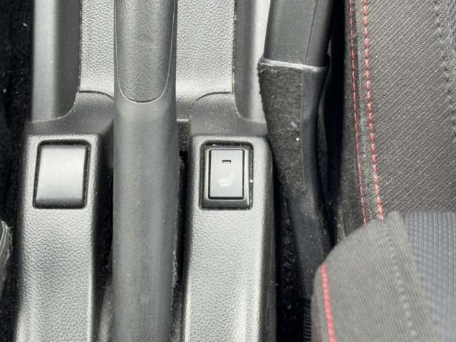 サイドブレーキ横にはシートヒーター切替スイッチが装備されております。冬場も快適にドライブをお楽しみいただける、あったらうれしい装備品です。