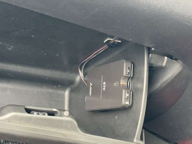 グローブボックスには純正のビルトインETCがインストールされております！お出かけの際の高速道路での割引適用などがあるので、必須の装備です！ご納車の際は再セットアップをさせていただきます！