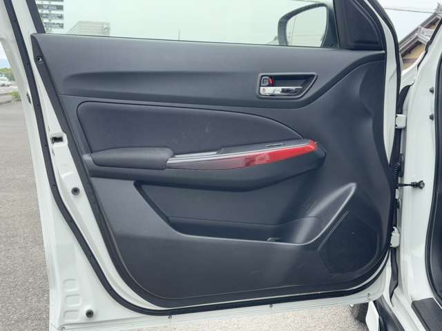 ドア内装もご覧の通りになります。傷や汚れもなくきれいな状態です！内装は新車特有の新車の香りをお楽しみいただける車両になっております！店頭展示しておりますので、ぜひご覧になってください！