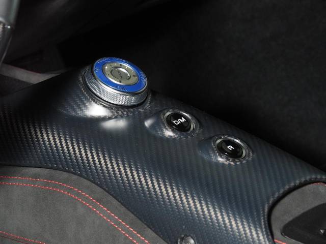 車内中央のカーボンセンターコンソール。スポーティーな印象を持たせてくれます