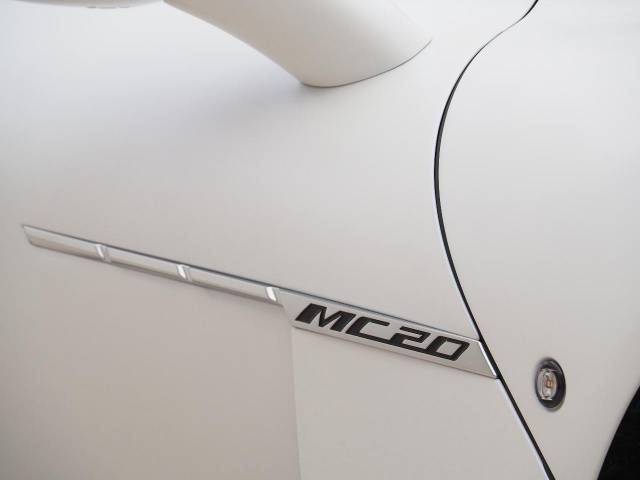 ドアには「MC20」のロゴ入り。