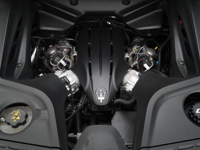 マセラティの新型エンジン「ネットゥーノ」3リッターV6エンジン。是非店頭でその走りやエギゾーストを、肌で、耳でご体感ください。